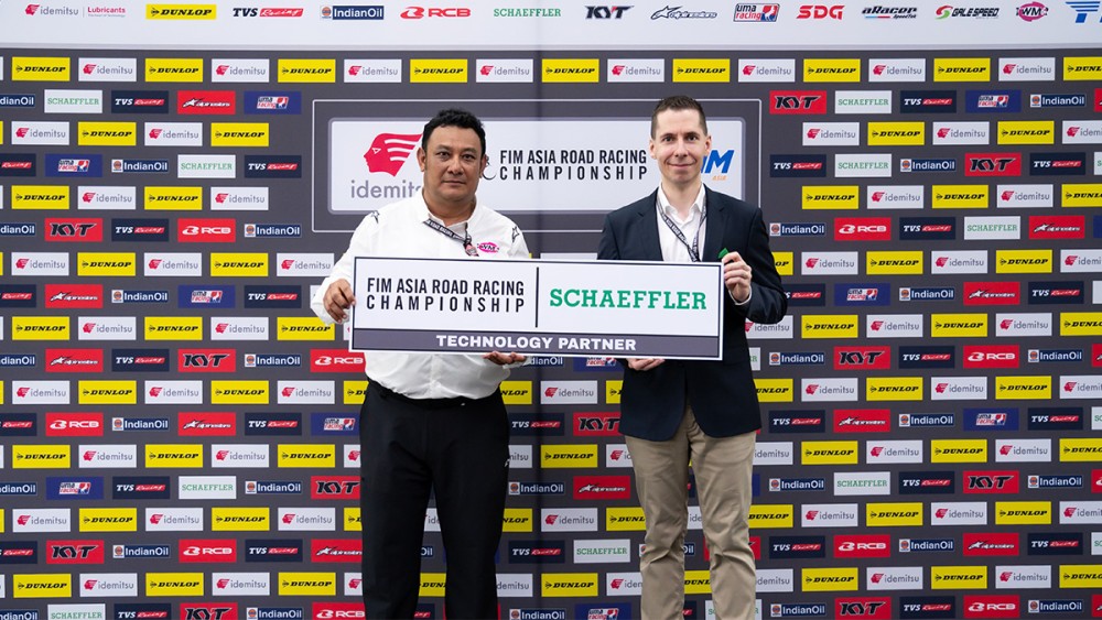 (from left) Ron Hogg, Director (Two Wheels Motor Racing Sdn Bhd) and Maximilian Fiedler, Regional CEO Asia/Pacific (Schaeffler) collaborate at the Asia Road Racing Championship. Photo: Schaeffler